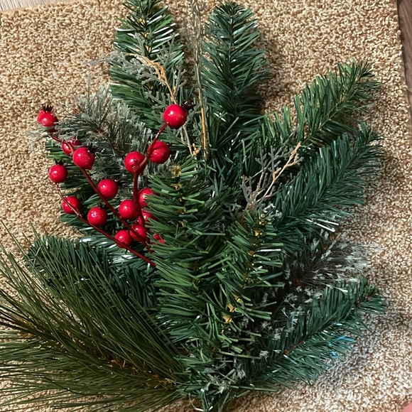 XL Chistmas Floral Green PINE SINGLE BRANCH SPRAY PICK WITH Berries - Picture 2 of 4